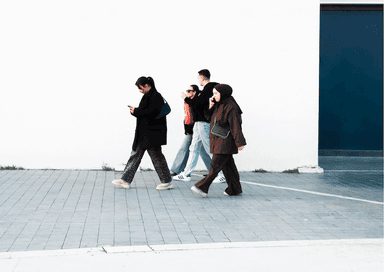 Jeunes adultes marchant dans l’espace urbain en Turquie, illustrant ce que signifie avoir 25 ans aujourd’hui.