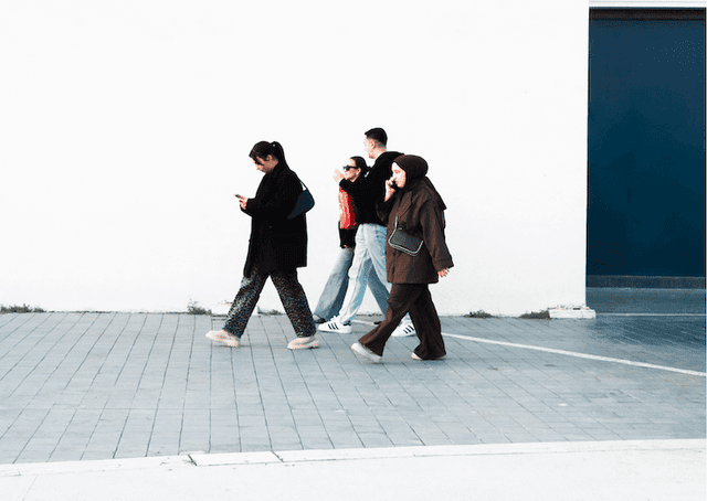 Jeunes adultes marchant dans l’espace urbain en Turquie, illustrant ce que signifie avoir 25 ans aujourd’hui.