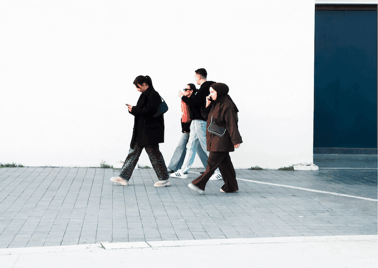 Jeunes adultes marchant dans l’espace urbain en Turquie, illustrant ce que signifie avoir 25 ans aujourd’hui.