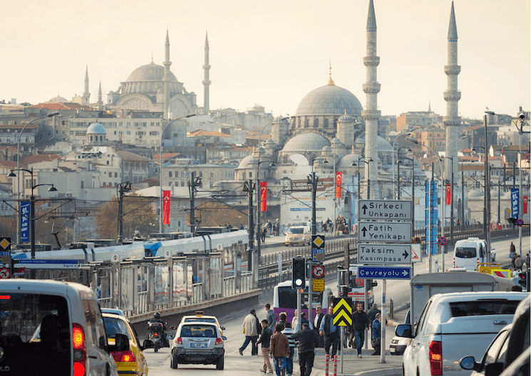 Scène de vie quotidienne à Istanbul illustrant les codes sociaux et les règles implicites en Turquie, souvent qualifiées d’ayıp