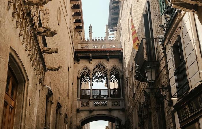 porte du barri gotic dans ruelle etroite à barcelone