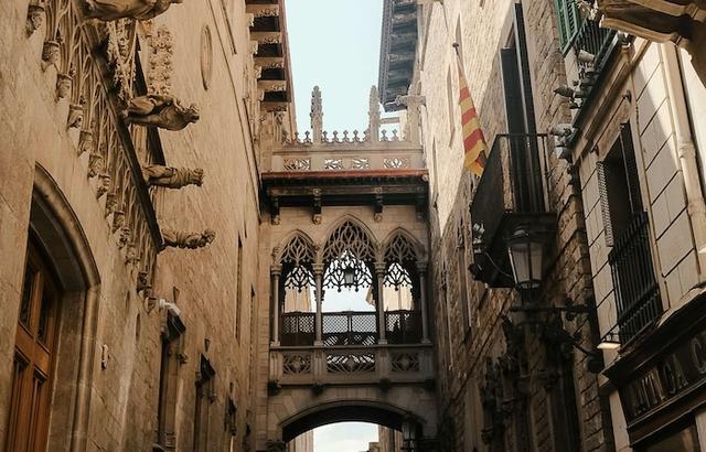 porte du barri gotic dans ruelle etroite à barcelone