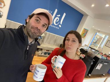 Romain Le Boulaire et une employée lors de la fermeture de CaféOlé à Bernabeu