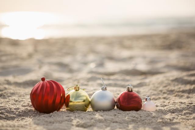 boules de noel dans le sable