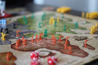 un jeu de risk sur un plateau de jeu du monde entier