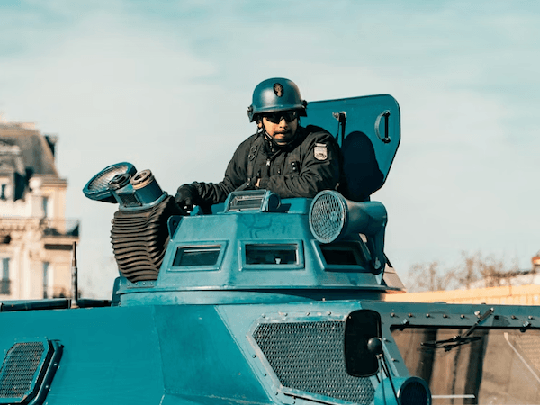 un soldat en France qui se forme pour lutter pour la sécurité du pays