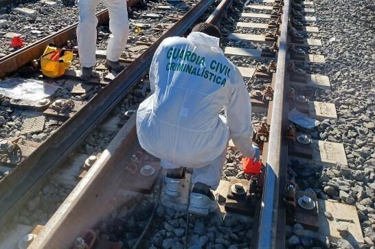un agent de la guardia civil de dos en blanc en train d'enqueter sur les rails de l'accident en espagne
