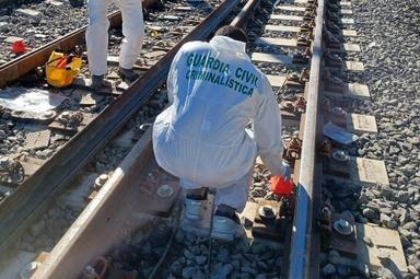 un agent de la guardia civil de dos en blanc en train d'enqueter sur les rails de l'accident en espagne