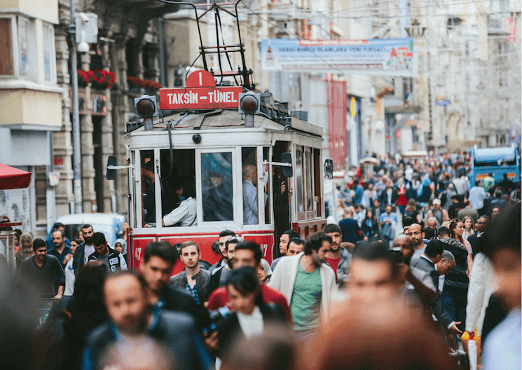Expressions turques du quotidien à Istanbul, foule autour du tramway de Taksim