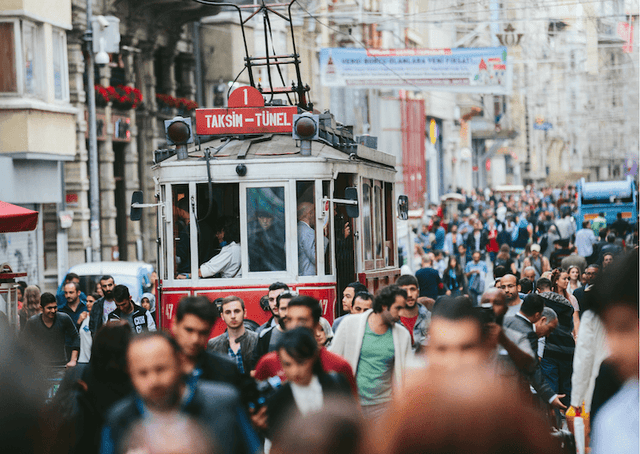 Expressions turques du quotidien à Istanbul, foule autour du tramway de Taksim