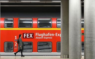 Une femme marche sur le quai du train FEX