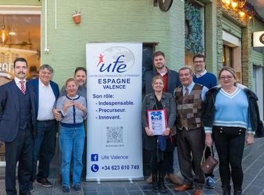 L'équipe de l'UFE Valence devant le OLRAIT Bar & Restaurant pour la galette des rois à Valencia