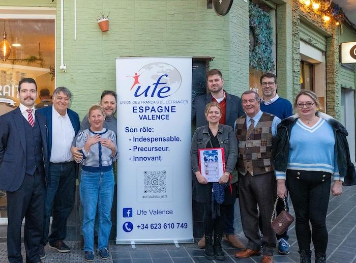 L'équipe de l'UFE Valence devant le OLRAIT Bar & Restaurant pour la galette des rois à Valencia