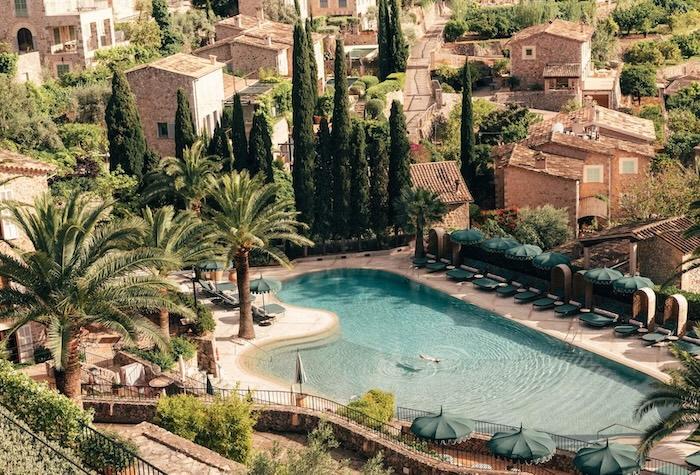 Vue de la piscine de l'hotel La Residencia entourée par la nature à Valldemossa
