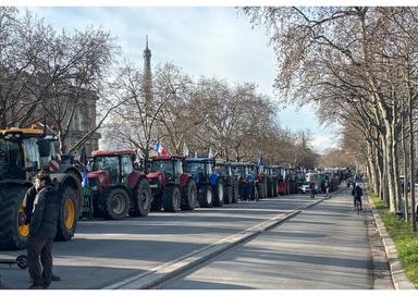 Des agriculteurs manifestent à Paris en bloquant la route avec leurs tracteurs pour protester contre le traité Mercosur, janvier 2026.