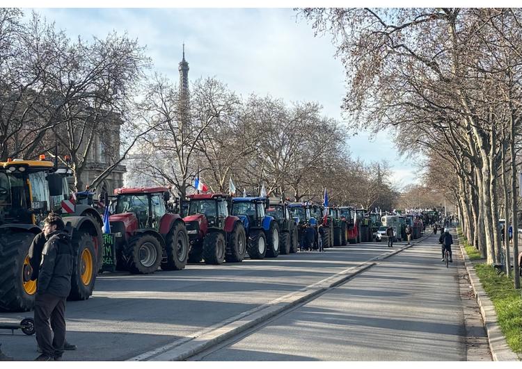 Des agriculteurs manifestent à Paris en bloquant la route avec leurs tracteurs pour protester contre le traité Mercosur, janvier 2026.