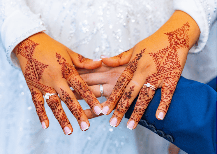 Mains de la mariée ornées de henné lors de la kına gecesi, une tradition du mariage en Turquie