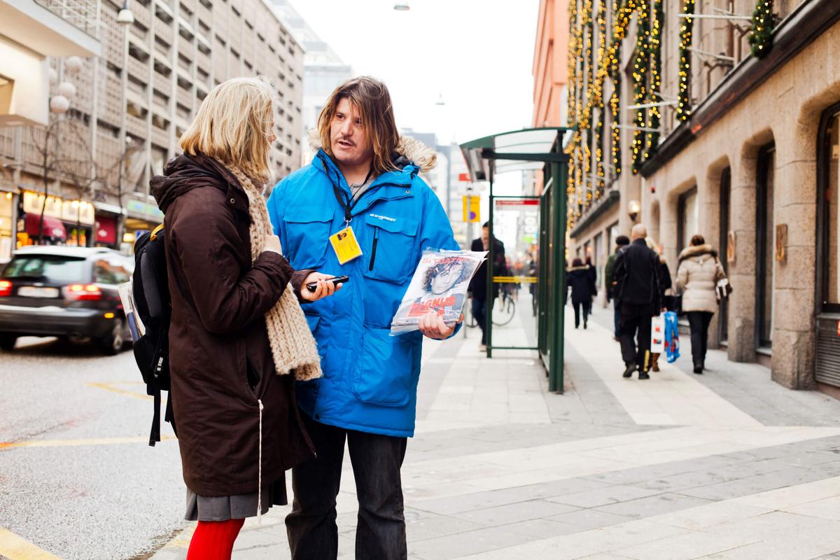 Un homme et une femme debout dans la rue