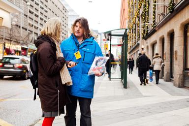 Un homme et une femme debout dans la rue