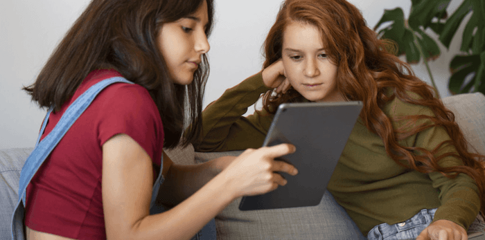 des jeunes filles mineures devant une tablette en ligne