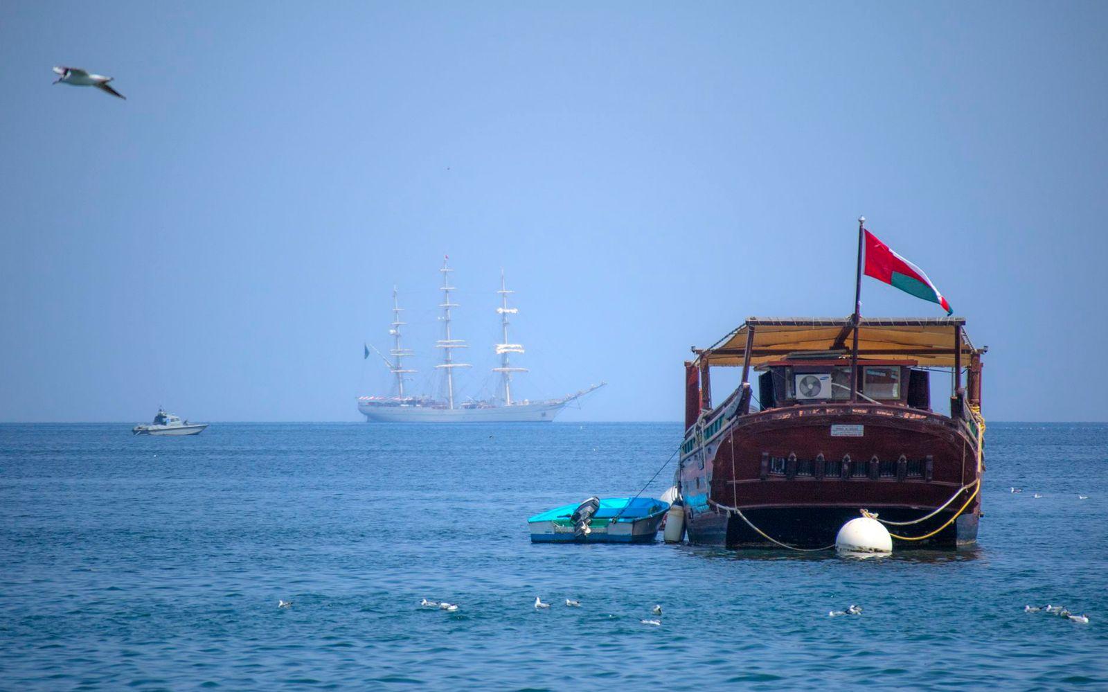 Un bateau navigue au large d'Oman.