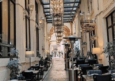 Passage du Rumeli Han à Beyoğlu, un lieu historique caché sous l’avenue Istiklal à Istanbul