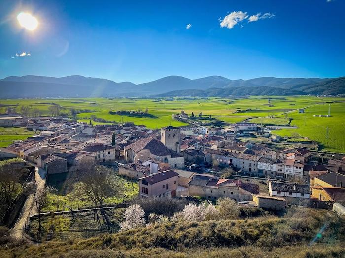Vue en hauteur du village de Santa Gadea del Cid en Castille-et-León