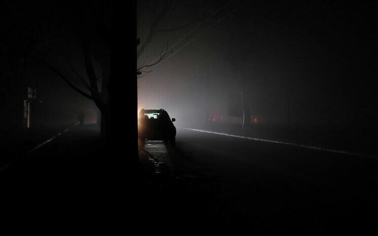 voiture qui roule dans une ruelle sombre