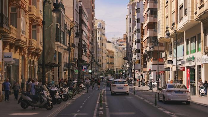 scene de rue animee de valencia avec voitures et logements