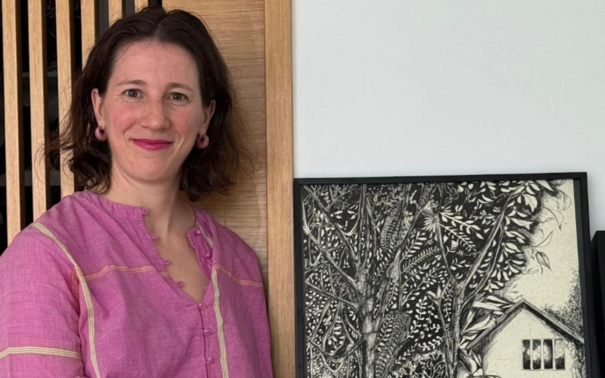 Portrait de Sylvaine de Gantès à côté d'une œuvre