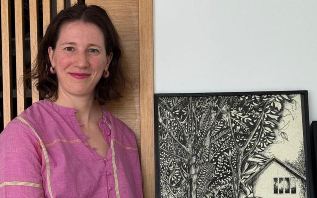 Portrait de Sylvaine de Gantès à côté d'une œuvre