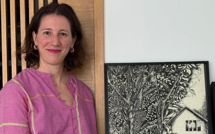 Portrait de Sylvaine de Gantès à côté d'une œuvre