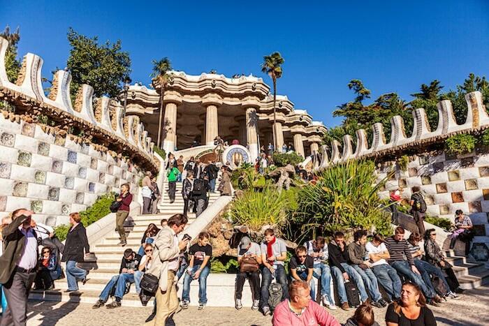 touristes devant le parc guell à barcelone