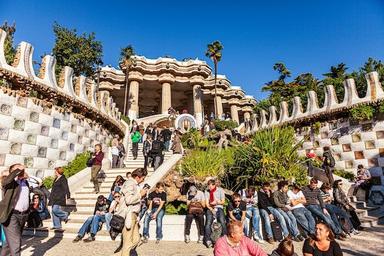 touristes devant le parc guell à barcelone