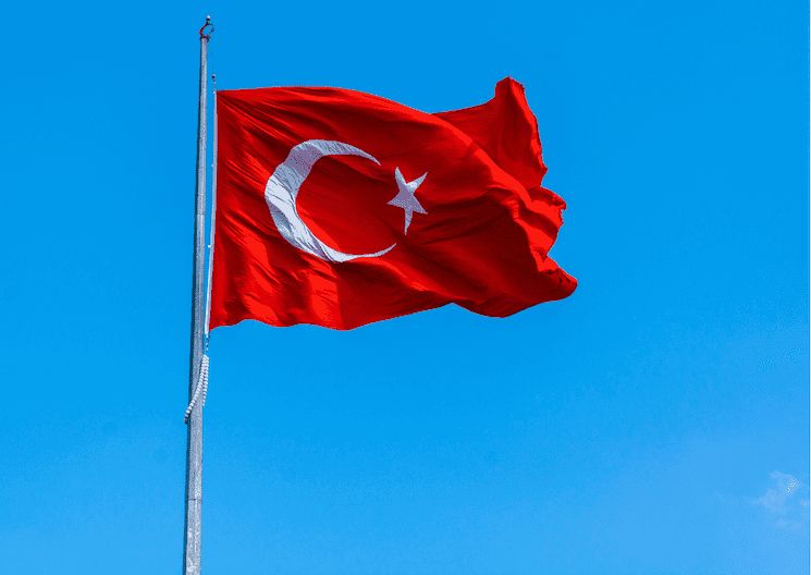 Drapeau turc illustrant les changements appliqués en Turquie au 1er janvier 2026 (prix, taxes et démarches)