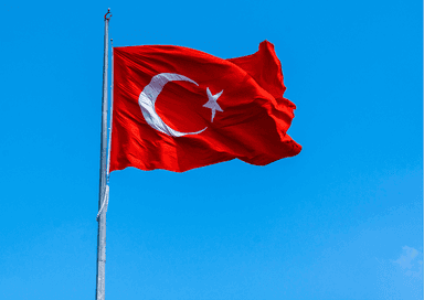 Drapeau turc illustrant les changements appliqués en Turquie au 1er janvier 2026 (prix, taxes et démarches)