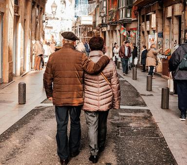 couple marchant dans la rue à bilbao