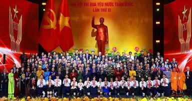 Le secrétaire général du Parti communiste du Vietnam To Lam, le président de la République Luong Cuong et le Premier ministre vietnamien Pham Minh Chinh, ainsi que de nombreux délégués, au XIe Congrès national d’émulation patriotique