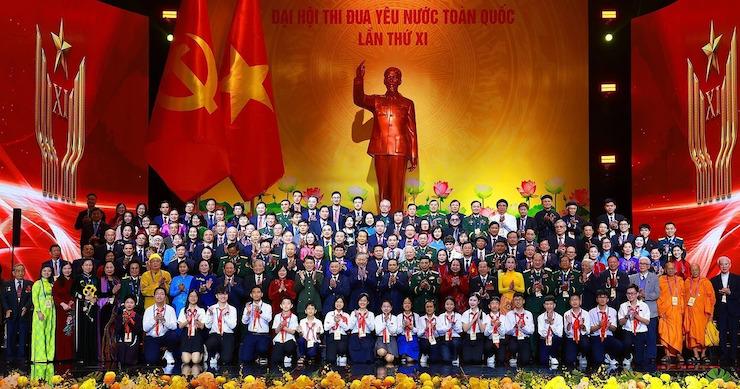 Le secrétaire général du Parti communiste du Vietnam To Lam, le président de la République Luong Cuong et le Premier ministre vietnamien Pham Minh Chinh, ainsi que de nombreux délégués, au XIe Congrès national d’émulation patriotique