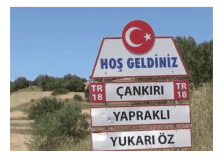 Panneau d’entrée du village de Yukarıöz, surnommé le “Petit Paris” de Turquie, marqué par l’héritage des migrations vers la France