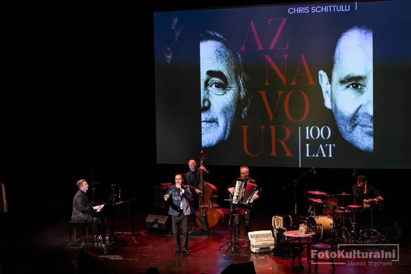 Chris Schittulli accompagné des musiciens polonais