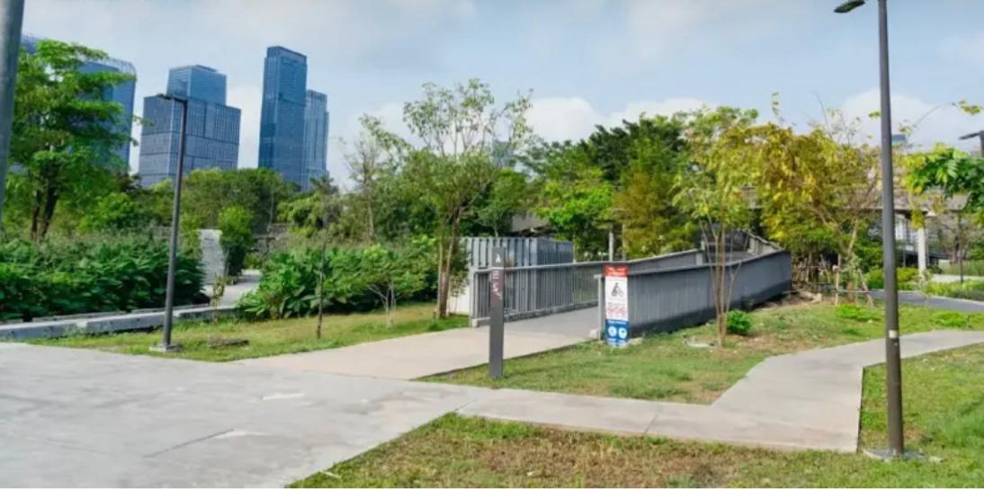 Pont en construction entre parcs Bangkok