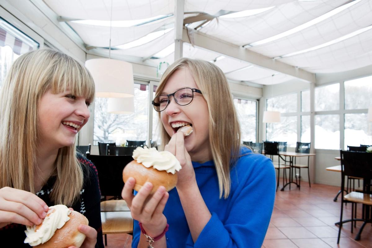 femmes dégustant des semlor