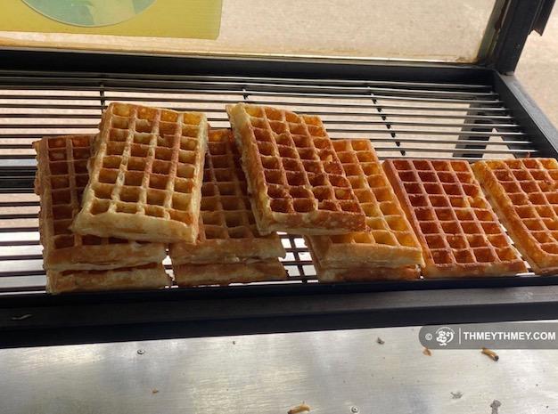 Le Num Pum, la gaufre khmère des marchés au Cambodge