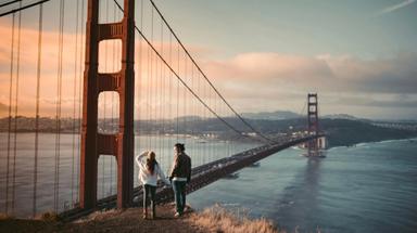 Un couple devant le Golden Gate Bridge à San Francisco