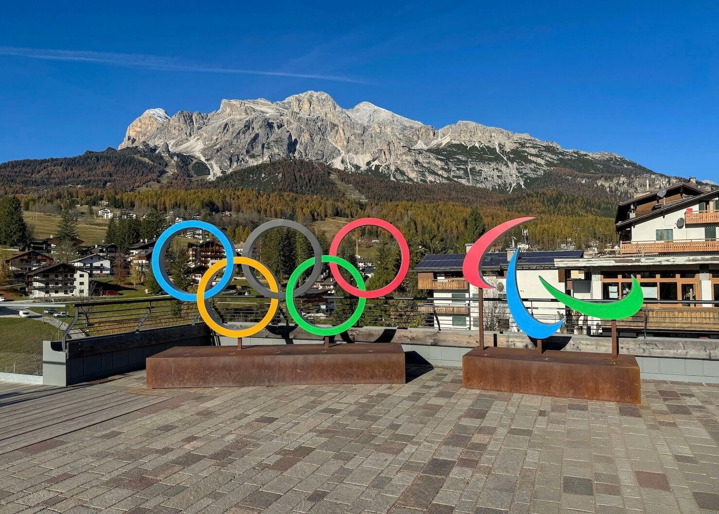 Logo des Jeux Olympiques installé à Milan-Cortina