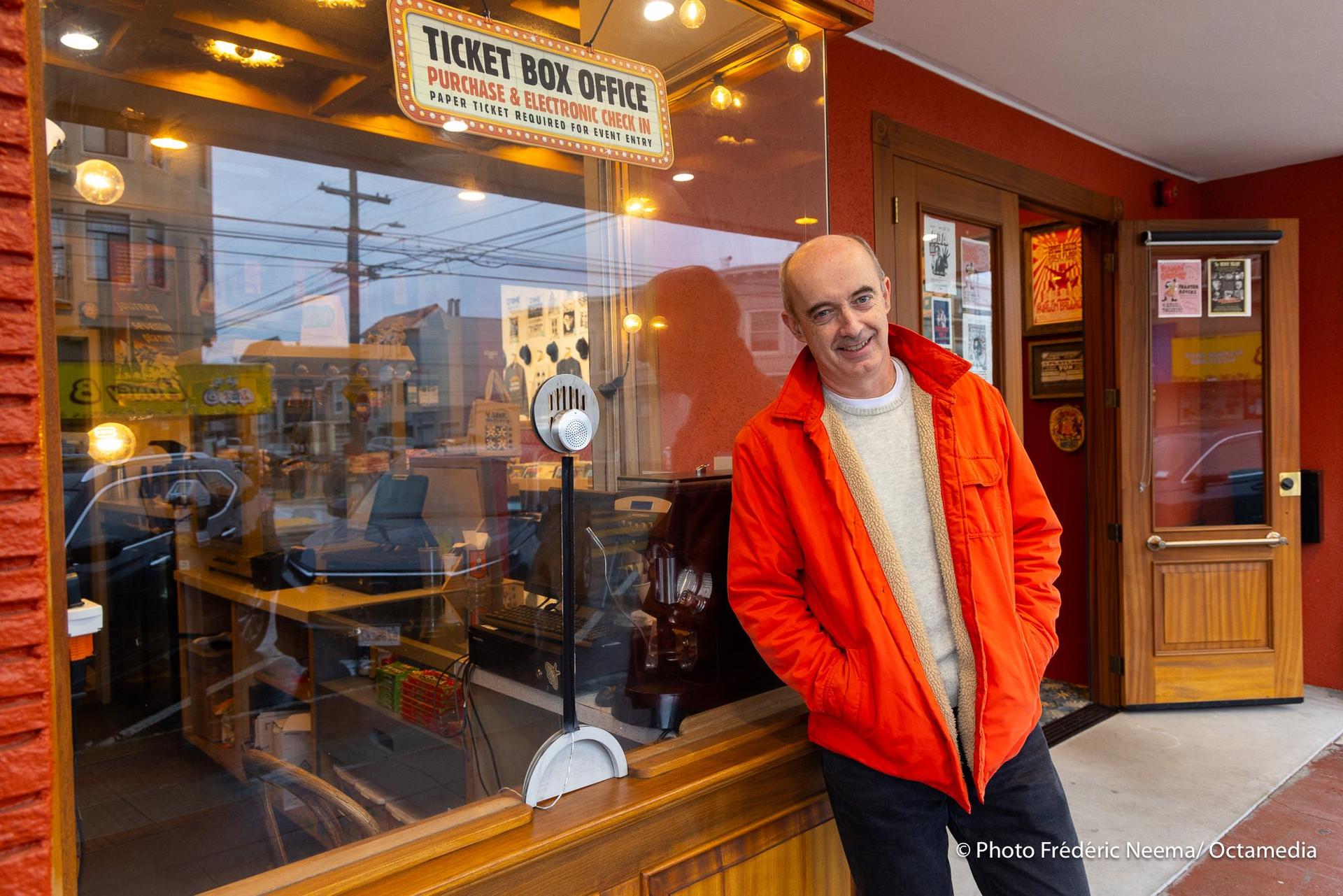 Arnaud de Fontenay devant un cinéma