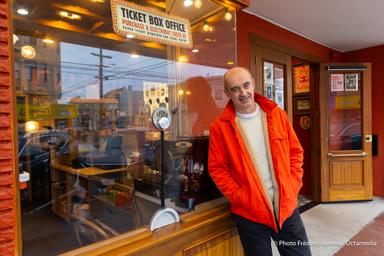 Arnaud de Fontenay devant un cinéma