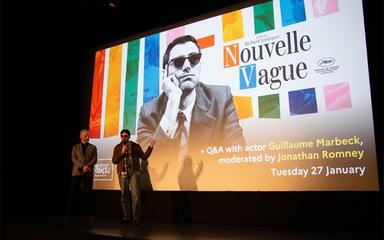 Guillaume Marbeck sur la scène de l'institut français à Londres.jpg