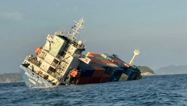 Porte-conteneurs coulé au large de Phuket